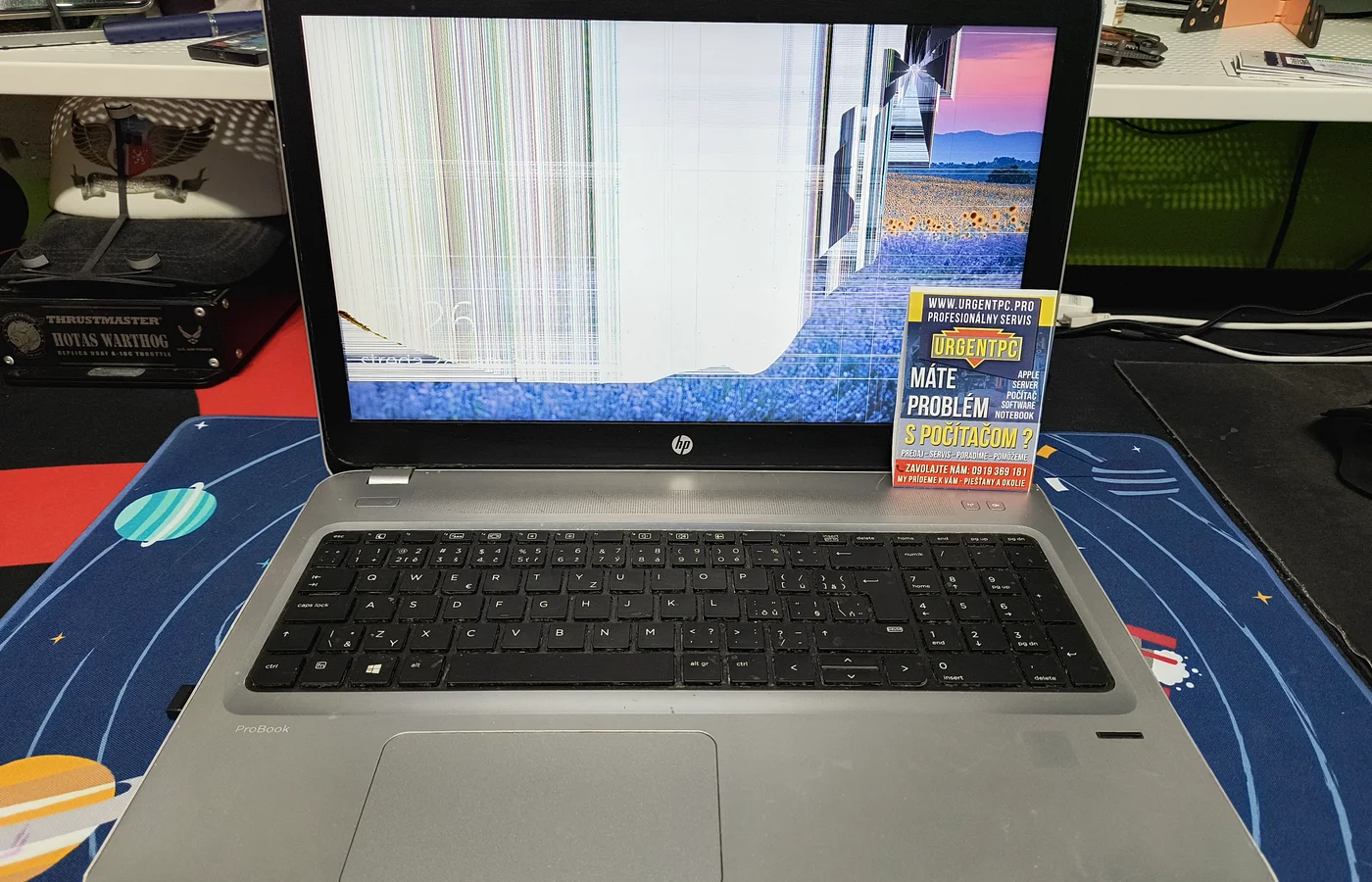Rozbitý notebook pred opravou